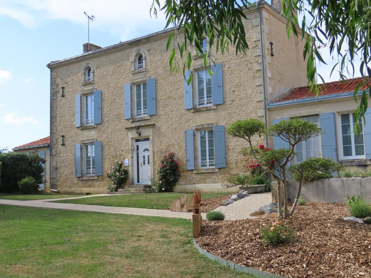 Chambres D'Hotes Le Tilleul Saint-Hilaire-des-Loges Exterior photo